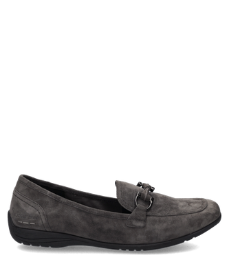 Grauer Ballerina aus veloursartigem Material mit schwarzer Sohle. Auf dem Rist sind Gummizug Riemen und Metallschließe sichtbar.