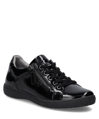 Schwarzer Sneaker aus glänzendem Lackmaterial mit schwarzer Schnürung. Seitlich sind ein Reißverschluss und eine schwarze Profilsohle sichtbar.