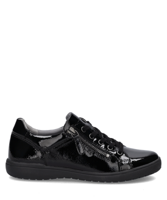 Schwarzer Sneaker aus glänzendem Lackmaterial mit schwarzer Schnürung. Seitlich sind ein Reißverschluss und eine schwarze Profilsohle sichtbar.