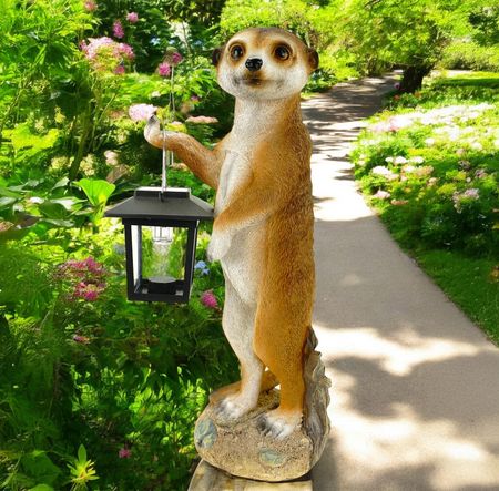 Kremers Schatzkiste Erdmännchen Eddy Gartenfigur mit LED Solarlaterne Wetterfest Handbemalte Polyresin-Deko 38 cm Dämmerungssensor Kaltweißes