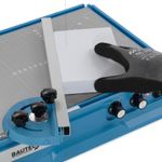 Der BAUTEC Tech-Cutter 3000 enthält eine Führungsschiene mit Winkelanschlag.