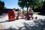50000-630-Tankstelle-mit-Kindern.jpg