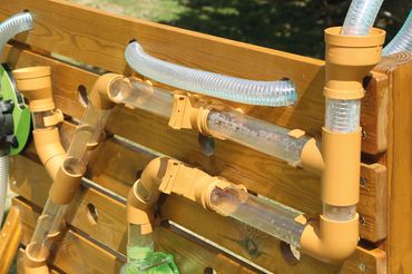 Wasserwand Outdoor mit Rohren und Halterungen