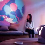 40425-violettblau-mit-projektor-und-frau.jpg