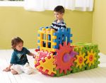 Kreative Steckelemente von we blocks womit Kinder gerade spielen