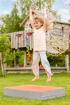 51059-Huepfkissen-outdoor-mit-Kinder--3-.jpg