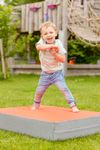 51059-Huepfkissen-outdoor-mit-Kinder--9-.jpg