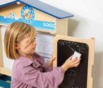 38000-24238-Spielschule-Kind-Kreidetafel.jpg
