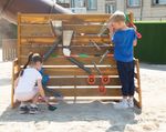 99121-Sandspielwand-outdoor-front-mit-kind.jpg