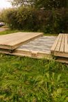 90150-Sandkasten-mit-deckel--auf-Wiese--halb-geoeffnet.jpg
