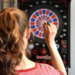 Karella Dart beim Spielen am elektronischen Dartautomaten – Softdarts für E-Dart-Scheiben