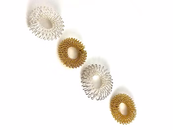 chi-enterprise Premium Massagering Set für die Finger | Anti Stress - Akupressur Ring - Antistress Ring | Akupressur Ring - Anxiety Ring | 4 Ringe (2x Gold, klein und 2x Silber, groß)
