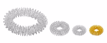 chi-enterprise Premium Massagering Set für Handgelenke und Finger | Anti Stress - Akupressur Ring und Armband | Akupressur Ring - Anxiety Ring | 1 Armband: (silber), 3 Ringe (silber groß und klein und gold klein)