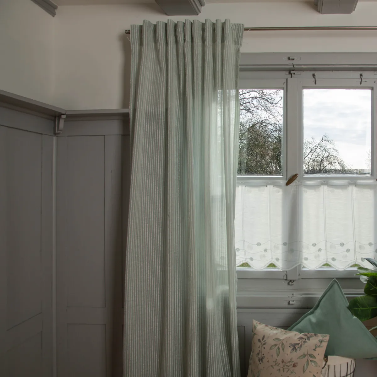 Mintgr&uuml;ner Vorhang mit verdeckten Schlaufen am Fenster
