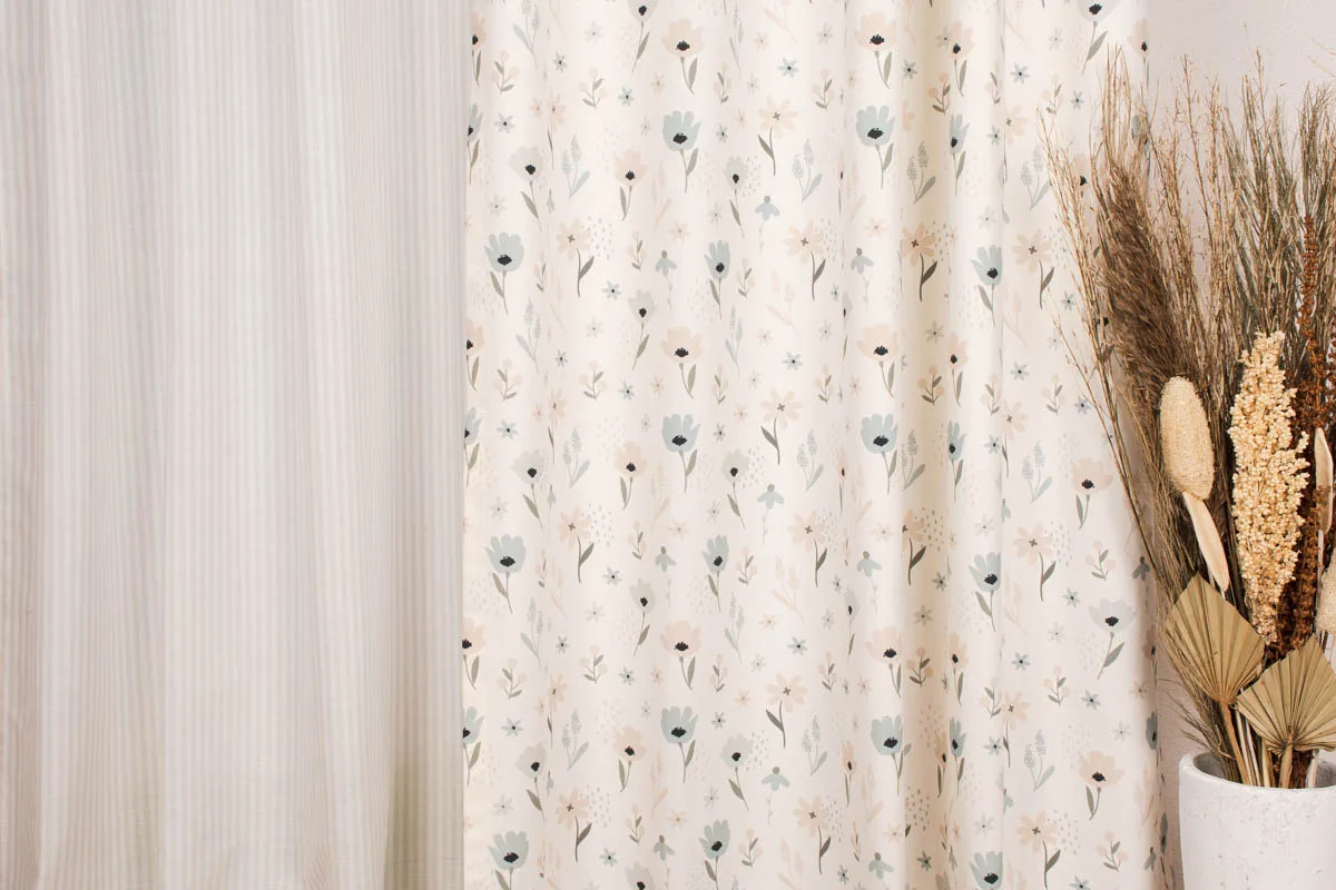 Zwei Vorhänge in Beige: Streifen und zartes Blumenmuster, daneben Trockenblumen