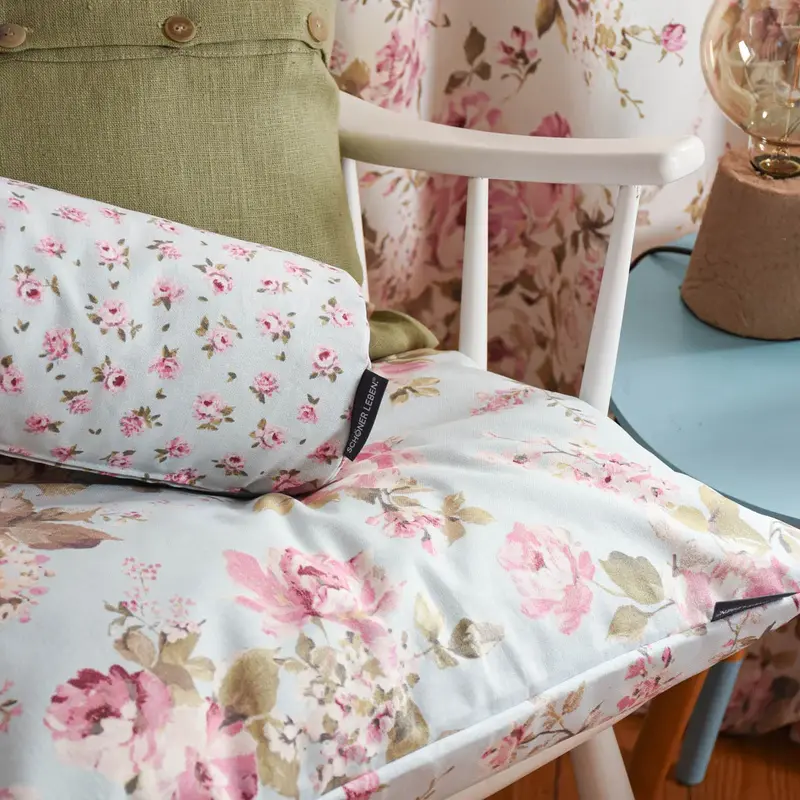 Sitzbank mit Rosenkissen und Kissenrolle im Landhausstil