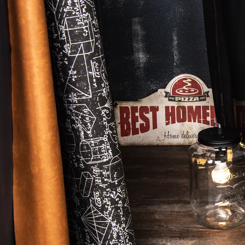 Stoffrollen in Cognac-Kunstleder und Schwarz mit weißem Print im Industrial-Stil