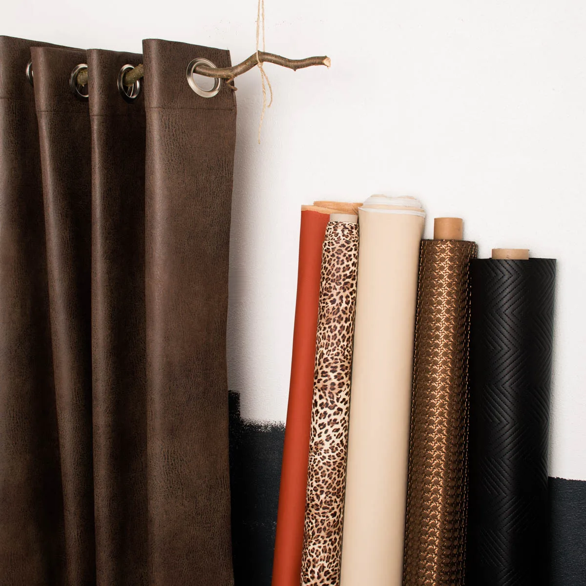 Kunstleder-Rollen in Braun, Orange und Schwarz im Detail