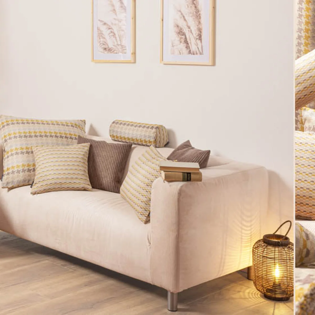 Helles Sofa mit Kissen aus Cord- und Polsterstoffen im Wohnzimmer