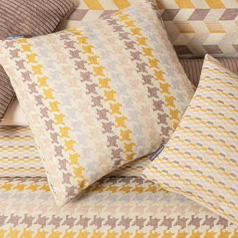 Kissen aus Polsterstoffen mit Hahnentritt-Muster in Beige und Gelb