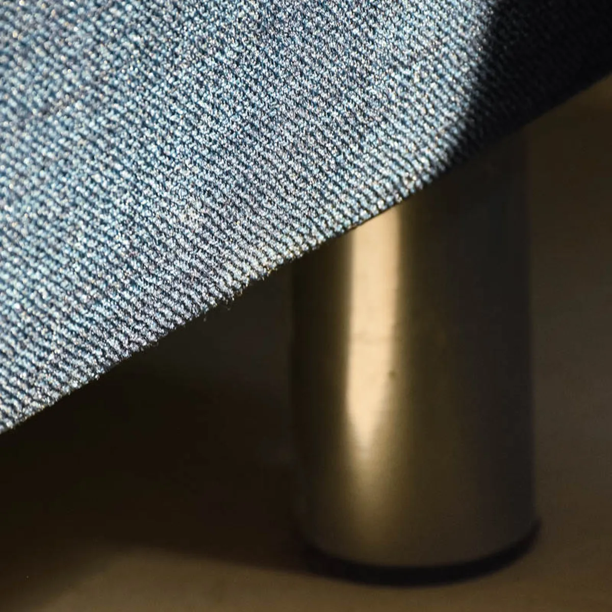Sofa mit Polsterstoff aus Naturfasern in Leinenoptik