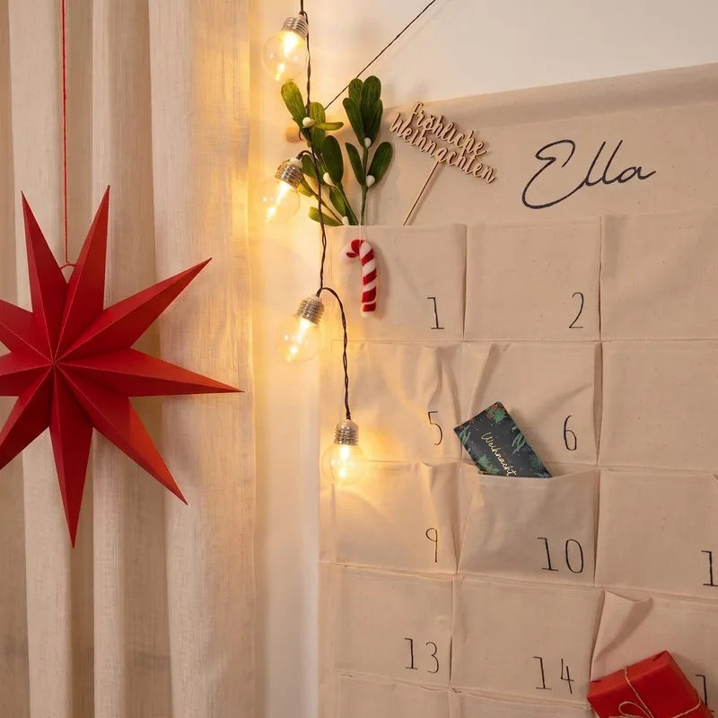 Personalisierter Stoff-Adventskalender zum Befüllen mit Stern und Lichterkette