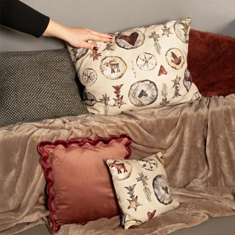 Kissen mit Wintermotiven auf dem Sofa – wohnliches Geschenk für Frauen