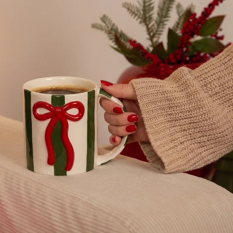 Weihnachtstasse mit roter Schleife – Geschenkidee für Genießerinnen