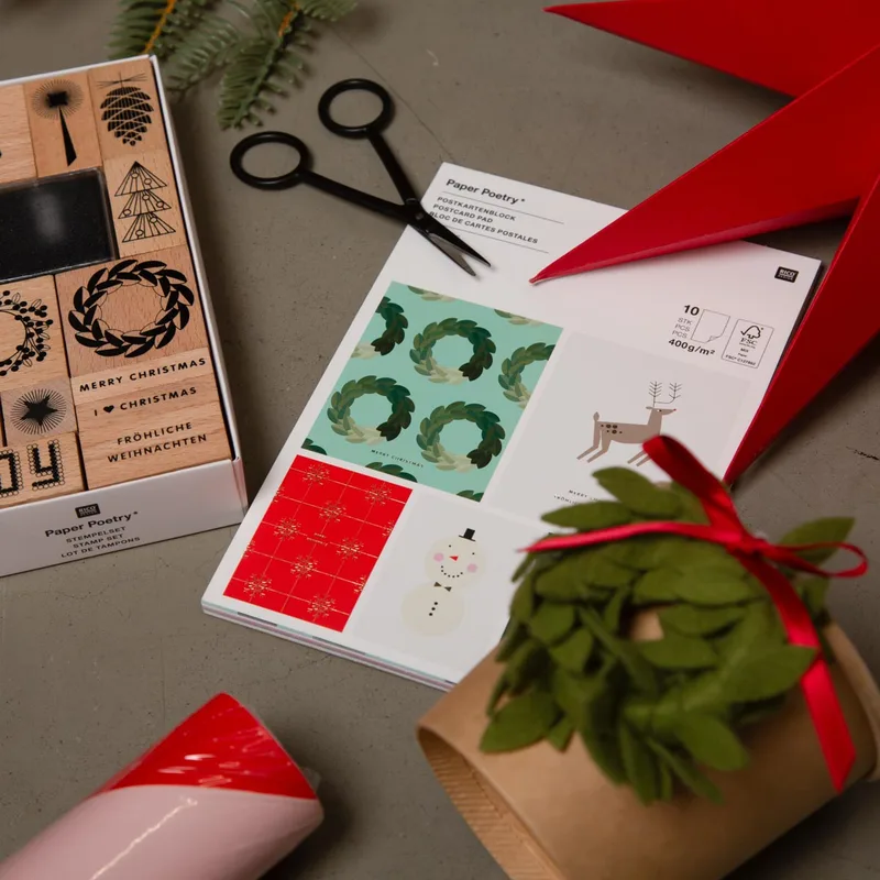Geschenke nachhaltig verpacken mit Stempeln, Papier und Filzschleife