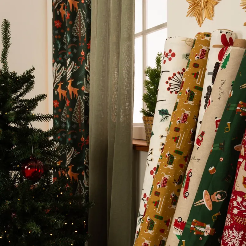 Weihnachtsdeko mit Weihnachtsstoffen am Christbaum