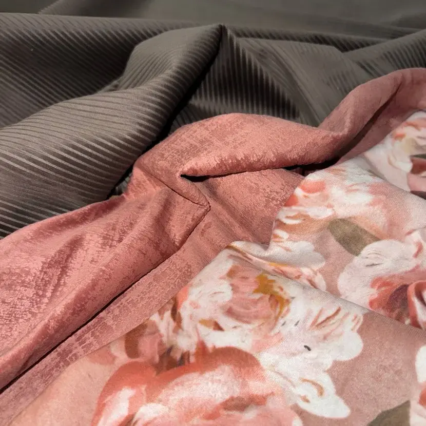 Cordstoff in Anthrazit und Blumensamt in Rosé – weiche Stoffe für den Herbst