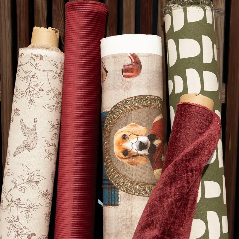 Herbststoffe 2026: Stoffrollen mit Beagle-Motiv und warmen Herbstfarben