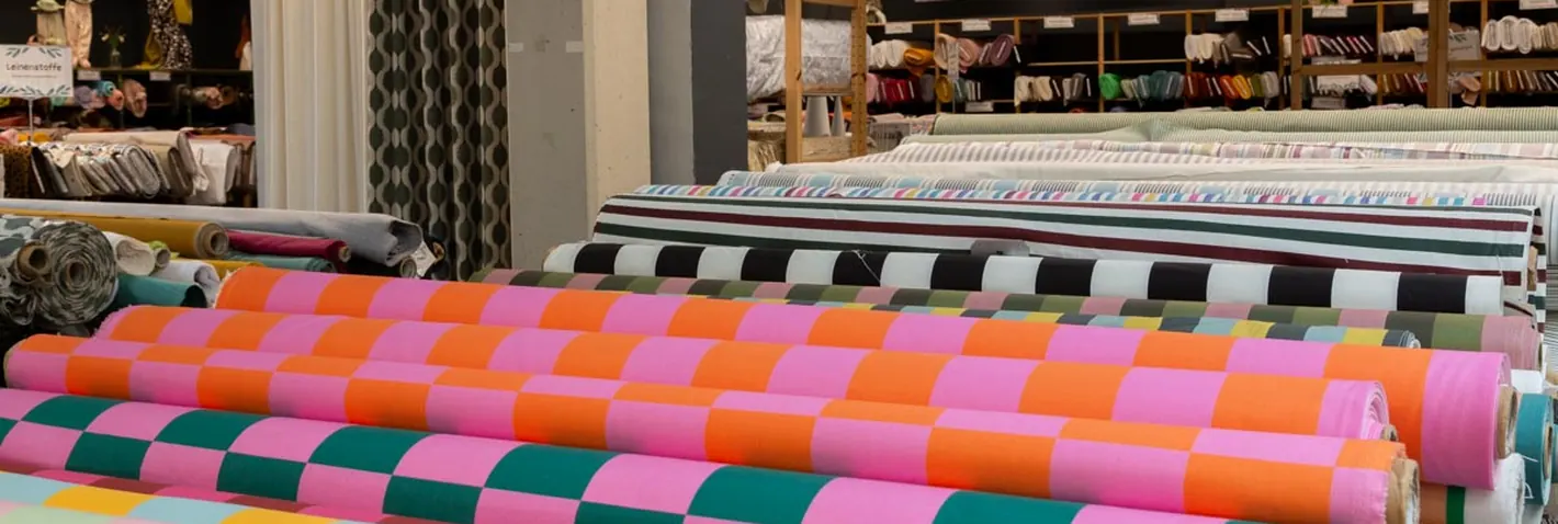 Bunte Stoffrollen in der Stoffhalle des SCHÖNER LEBEN. Lieblingsladens in Baunach