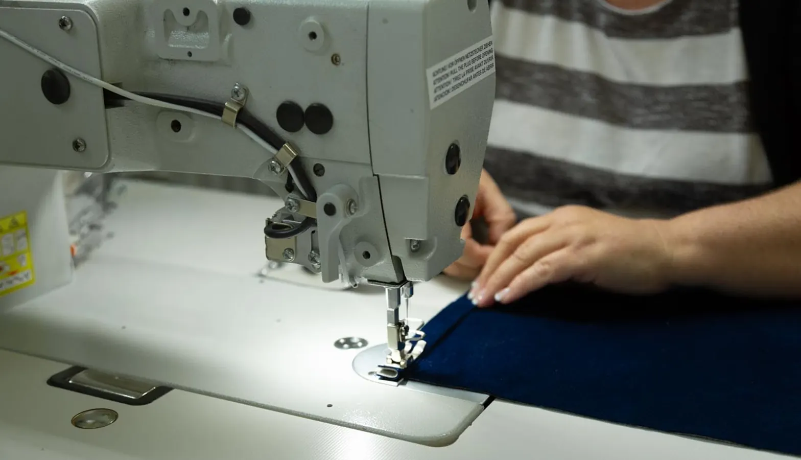 Industrienähmaschine im SCHÖNER LEBEN. Nähatelier in Baunach – Maßanfertigung aus Samtstoff