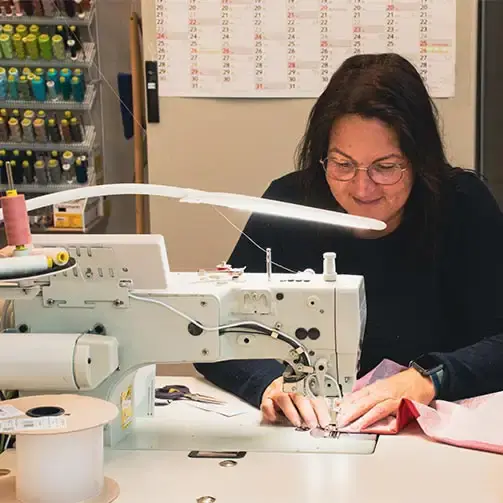 Näherin an Industrienähmaschine in einer Näherei