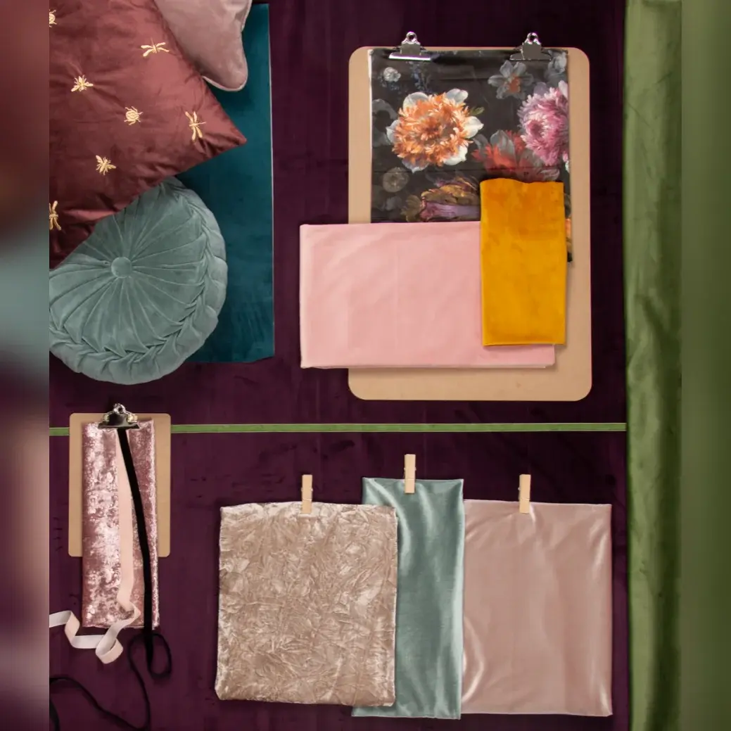 Samtstoffe als Meterware in Rosé, Senf, Grün und Blau