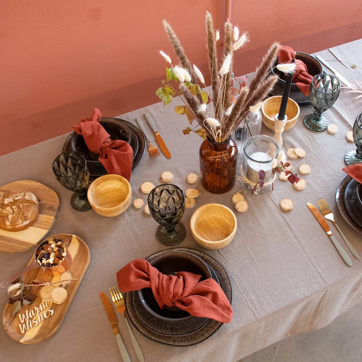 Herbstlich gedeckter Tisch in der Küche