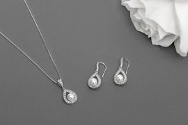 Schmuckset mit Ohrringen