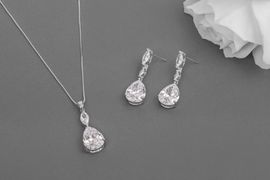 Schmuckset mit Ohrringen
