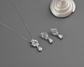 Schmuckset mit Ohrringen