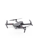 Quadcopter-Drohne mit Gymbel-Kamera in Grau. Mit roten Streifen als Akzente.