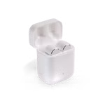 Weiße Bluetooth-In-Ear-Kopfhörer in einem weißen Etui. Die Außenseite der Kopfhörer ist silberfarben und die Ohrmuscheln bestehen aus weißem Gummi.