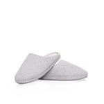 Ein paar graue Slippers