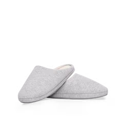 wear-slippers-01.png Ein paar graue Slippers