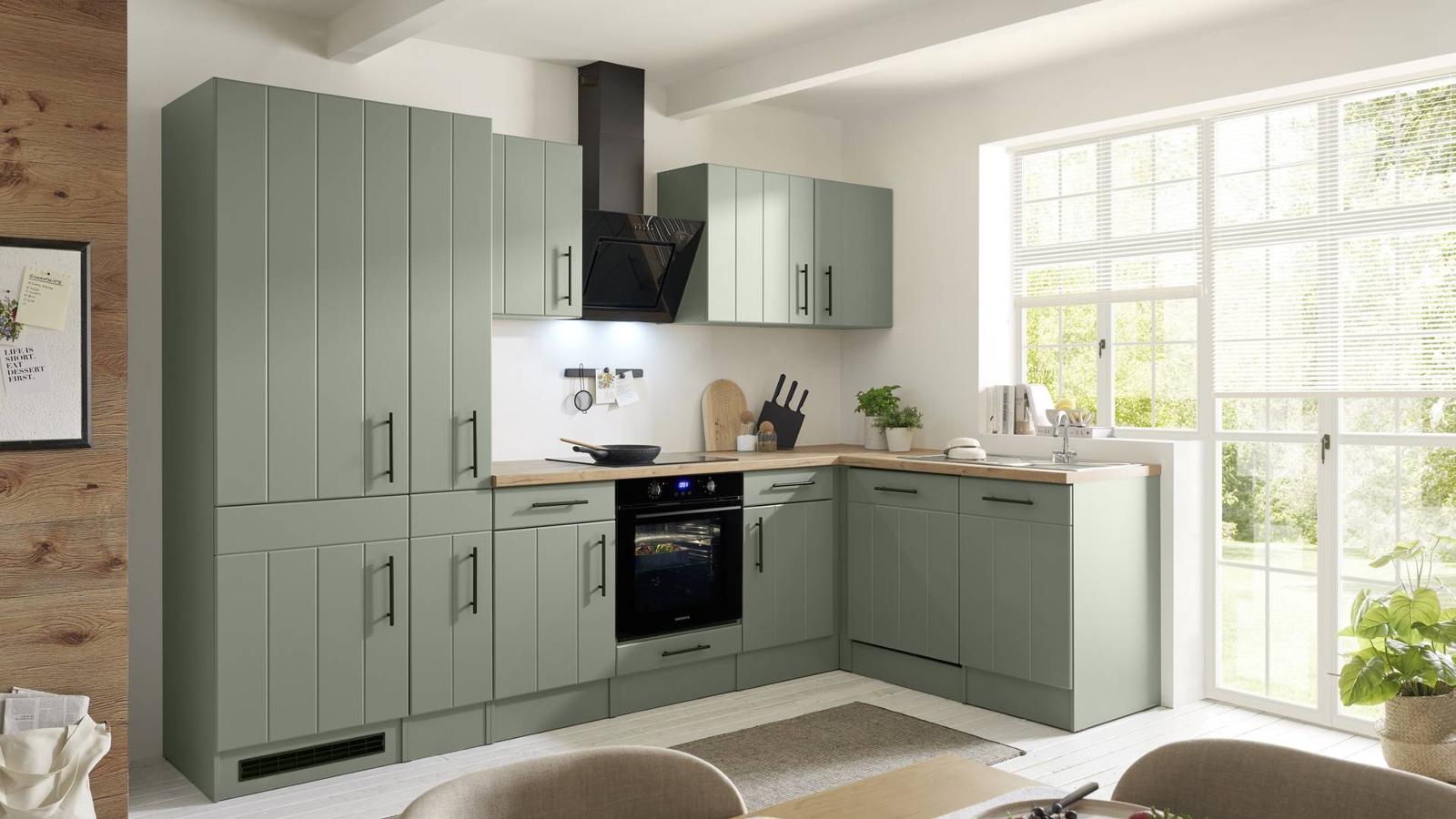 L-Küche im Landhausstil in Salbeigrün mit Holzarbeitsplatte von KITCHCOM