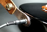 LOXX---Adapter-O-on-guitar-1.jpg