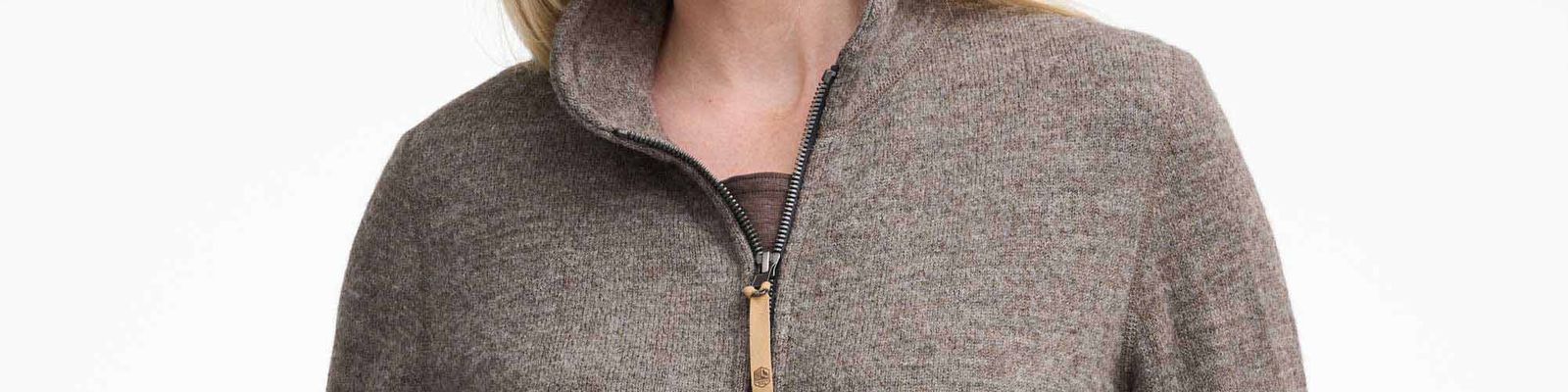 Frau in der Wolljacke NLS Twig Long in der Farbe Nutmeg vor hellem Hintergrund