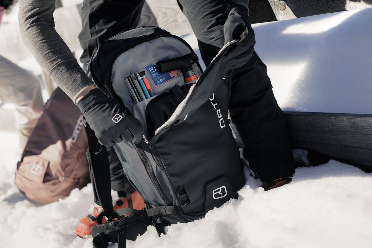 Ge&ouml;ffneter Skitourenrucksack von Ortovox mit Sonde und Schaufel im Sicherheitsfach