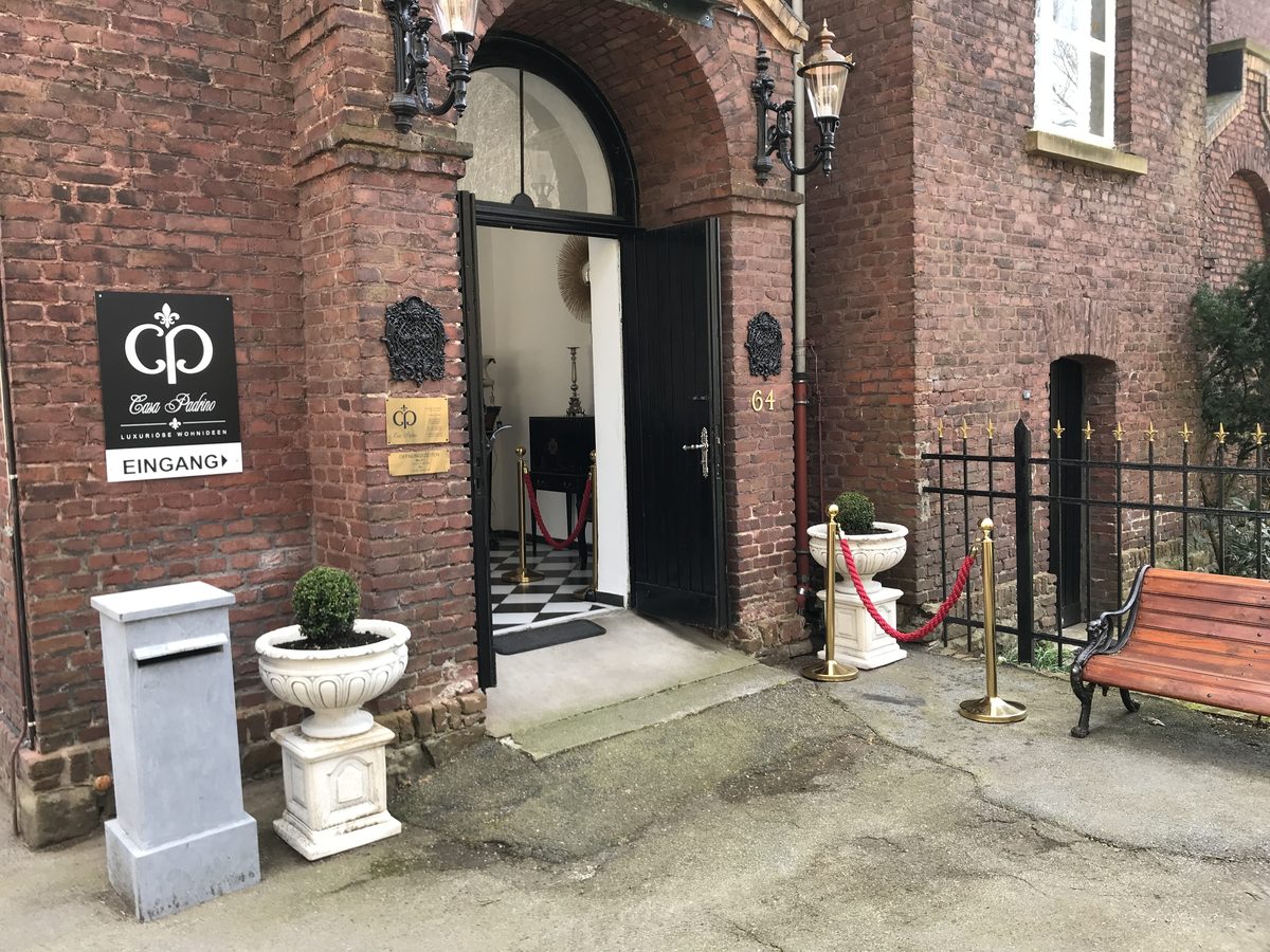 Eingang von Casa Padrino in Essen, Hammer Straße 64, mit Casa Padrino Schild