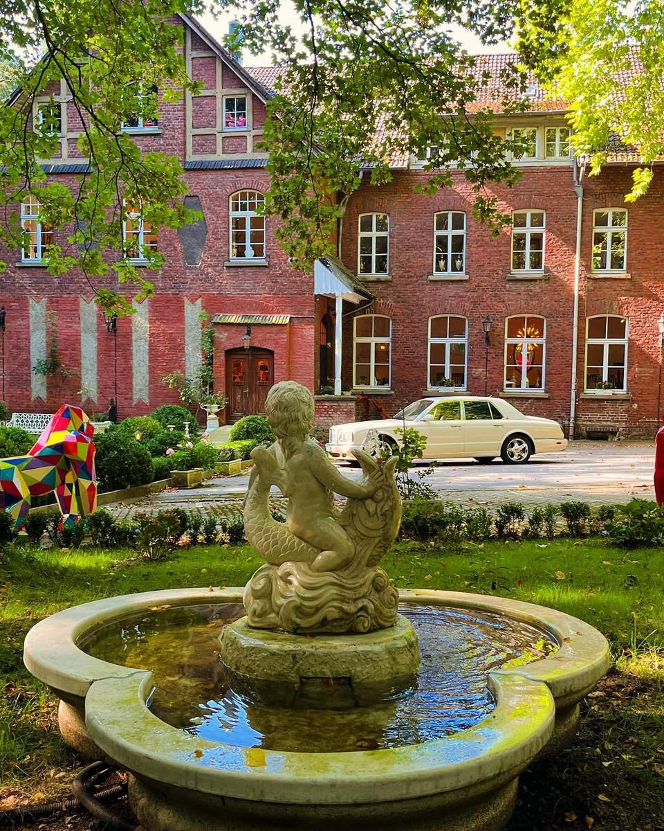 Haus von Casa Padrino in Essen mit Brunnen im Garten